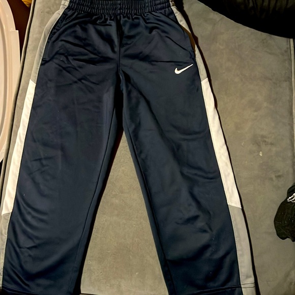 Nike jogger pants for kids in size 5T - Picture 3 of 4